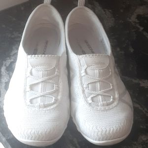 Sketchers Relaxed Fit Size 6.5 White Sneakers